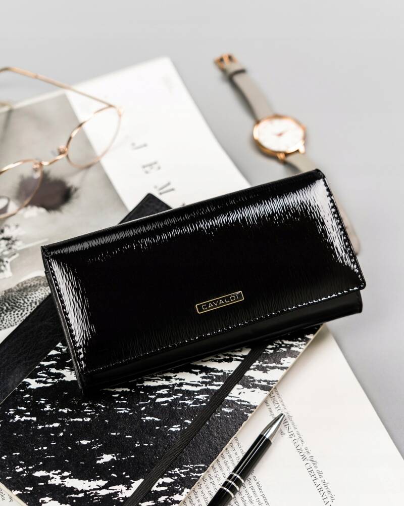 Veľká, kožená dámska peňaženka so zapínaním na patentku — Cavaldi