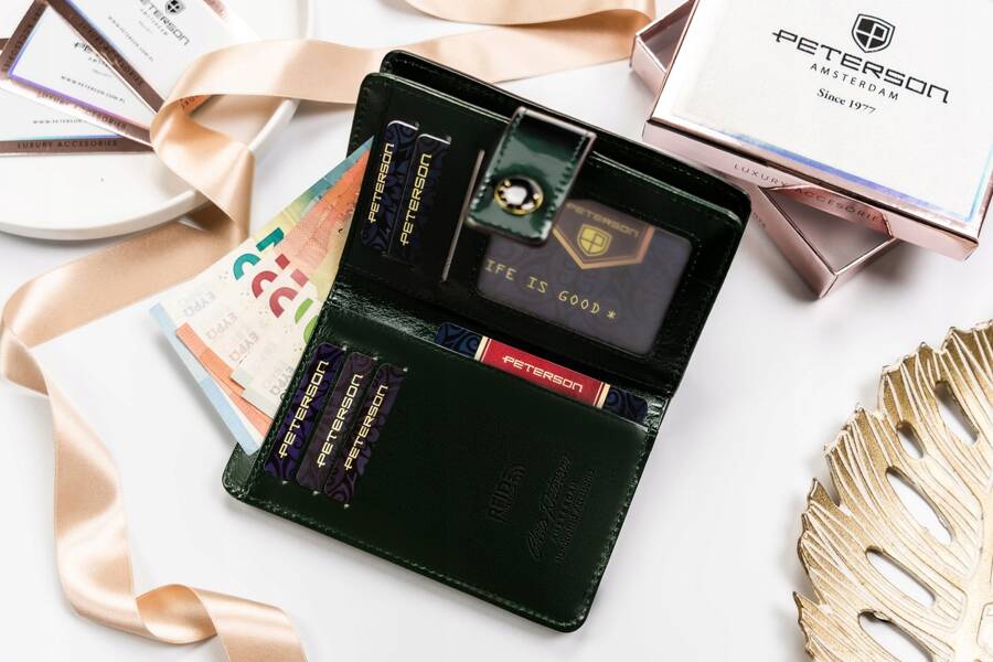 Elegantná dámska peňaženka vyrobená z ekologickej kože — Peterson