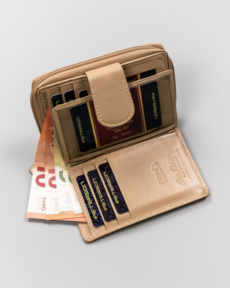 Dámska peňaženka z prírodnej kože so zapínaním na patentku a zips— Peterson