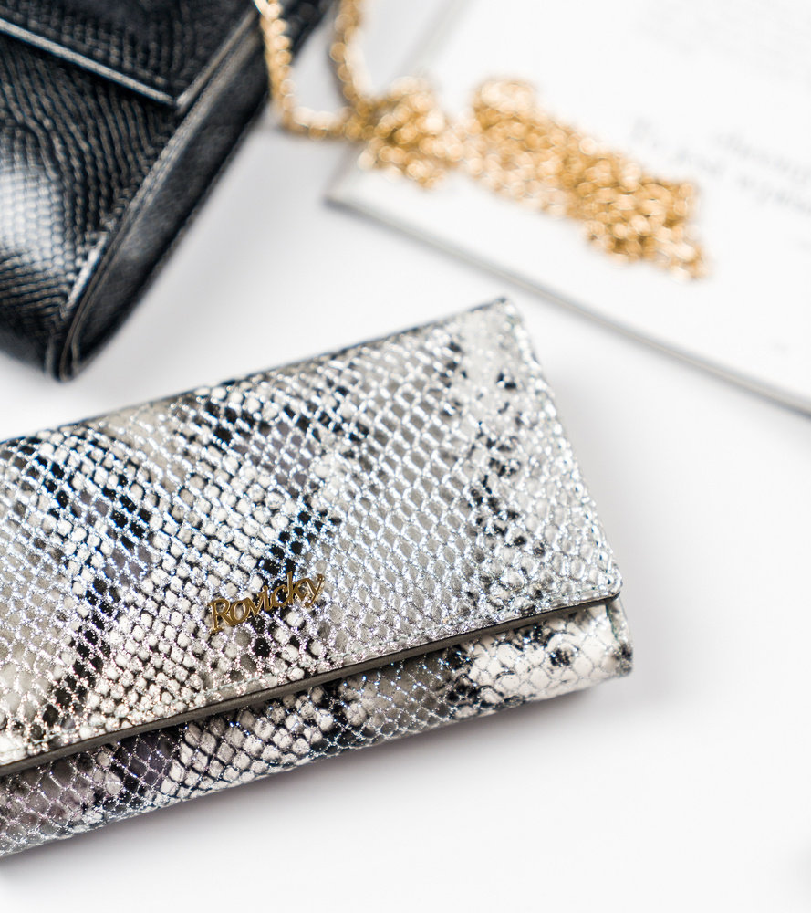 Kvalitne lakovaná dámska peňaženka zdobená hadím vzorom — Rovicky